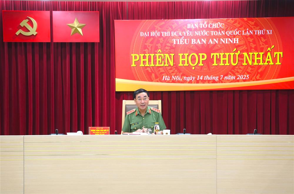 Thứ trưởng Trần Quốc Tỏ phát biểu tại phiên họp.