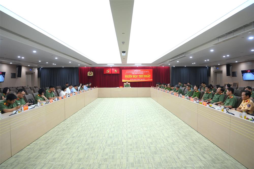 Thứ trưởng Trần Quốc Tỏ chủ trì phiên họp.
