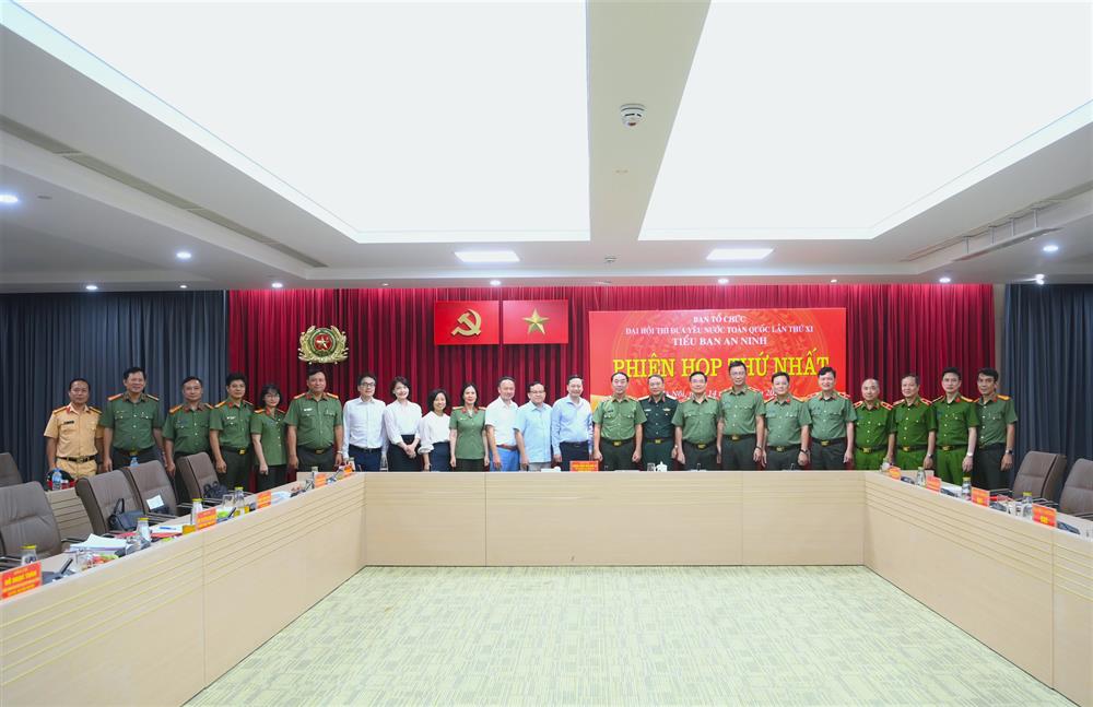 Thứ trưởng Trần Quốc Tỏ cùng các đại biểu dự phiên họp.