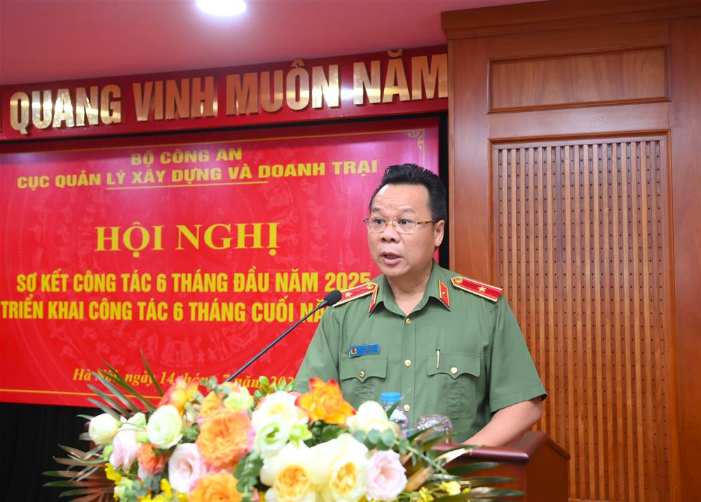 Thiếu tướng Hà Văn Tuyên, Cục trưởng Cục Quản lý xây dựng và doanh trại phát biểu khai mạc Hội nghị.