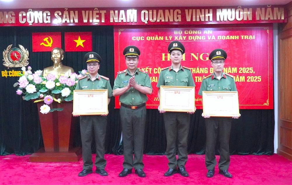 thừa ủy quyền, Thiếu tướng Hà Văn Tuyên, Cục trưởng Cục Quản lý xây dựng và doanh trại trao danh hiệu Chiến sĩ thi đua toàn lực lượng tặng 3 đồng chí thuộc Cục.