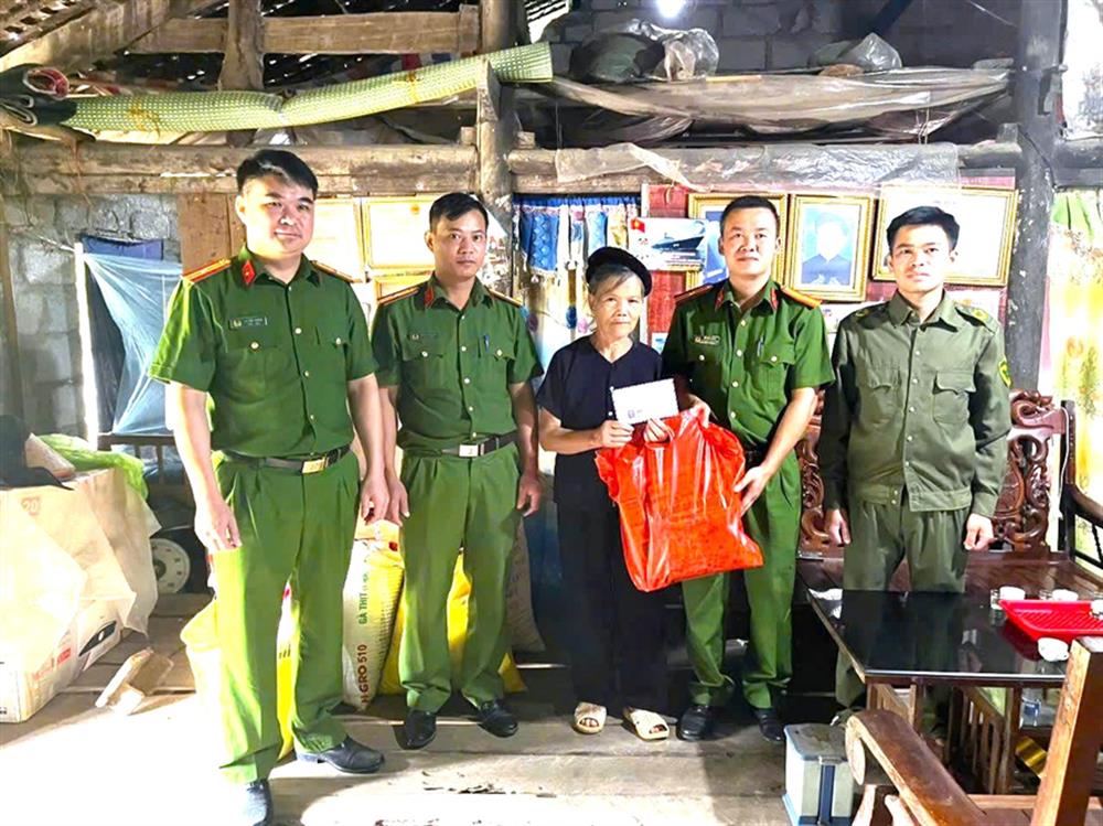 Công an xã Quang Trung tặng quà gia đình chính sách trên địa bàn.