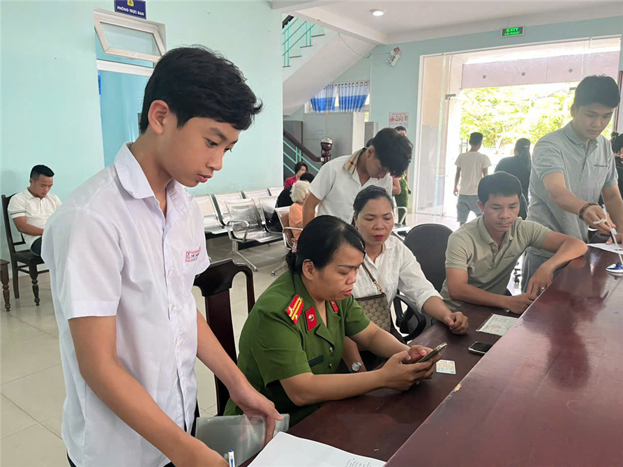 Công an phường Phú Xuân tiếp nhận, giải quyết hồ sơ thủ tục hành chính cho người dân.