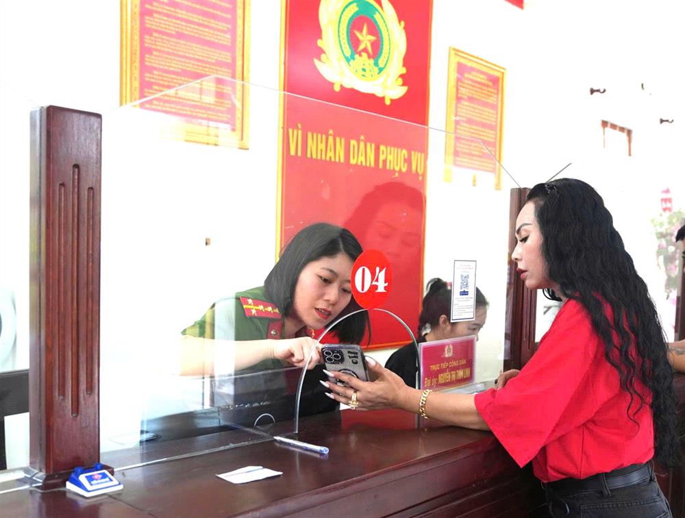 Công an phường Vinh Hưng sẵn sàng phục vụ Nhân dân ngay trong những ngày đầu tiên vận hành mô hình chính quyền 2 cấp