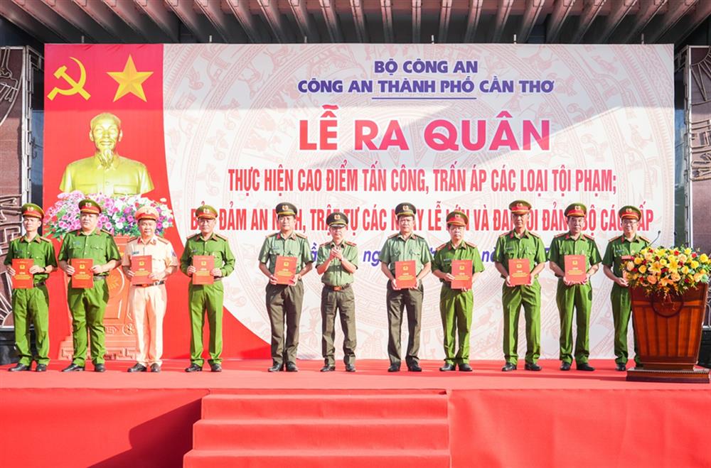Thiếu tướng Huỳnh Việt Hòa, Giám đốc Công an thành phố Cần Thơ trao Lệnh ra quân thực hiện cao điểm.