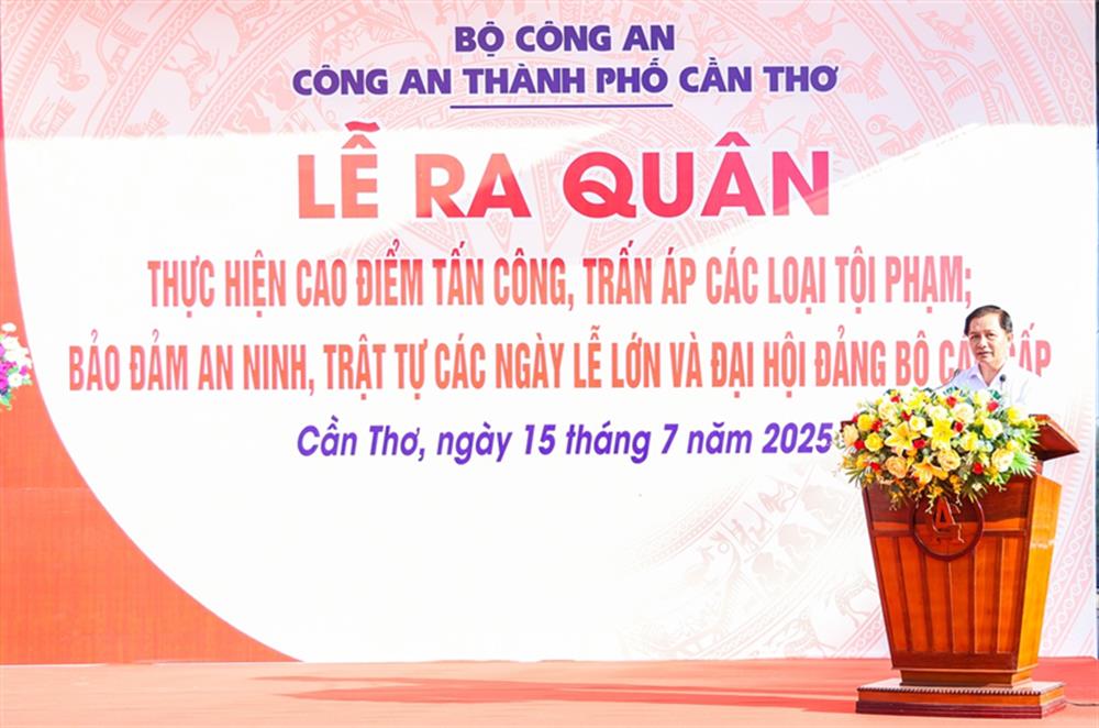 Đồng chí Trần Văn Lâu, Chủ tịch Ủy ban nhân dân thành phố Cần Thơ phát biểu chỉ đạo tại Lễ ra quân