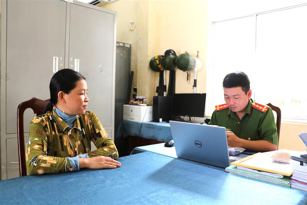 Lực lượng Công an Đặc khu Thổ Châu hướng dẫn người dân làm các thủ tục hành chính.