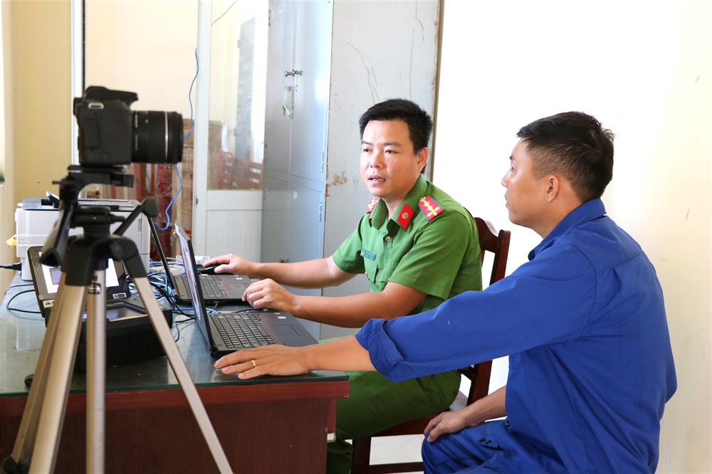 Cán bộ Công an Đặc khu Thổ Châu tiến hành cấp căn cước công dân cho người dân.