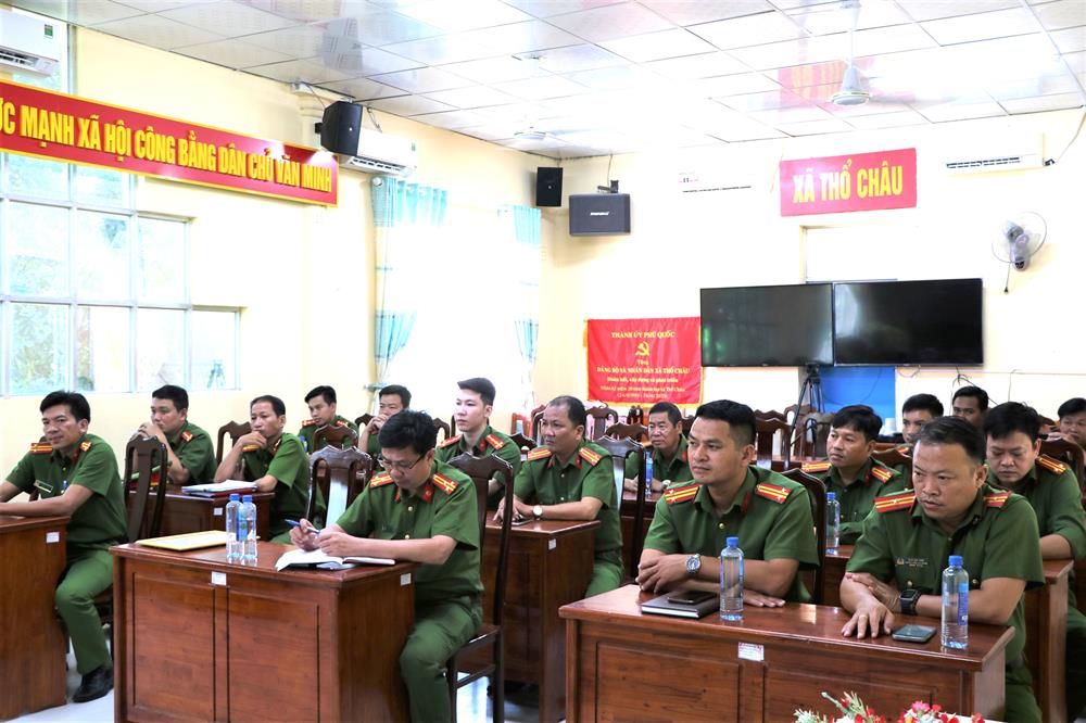 Công an Đặc khu Thổ Châu họp triển khai nhiệm vụ bảo đảm an ninh, trật tự.