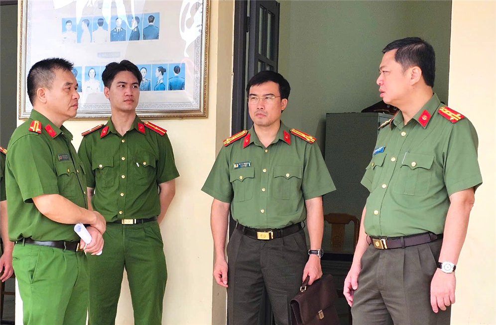 Đại tá Nguyễn Tiến Trung, Giám đốc Công an tỉnh Lạng Sơn kiểm tra công tác tại Công an xã Cao Lộc.