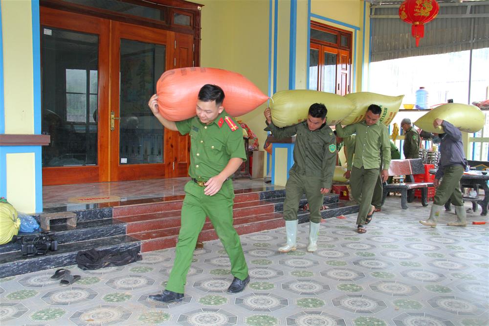 Lực lượng Công an xã và an ninh cơ sở di dời nông sản giúp Nhân dân.