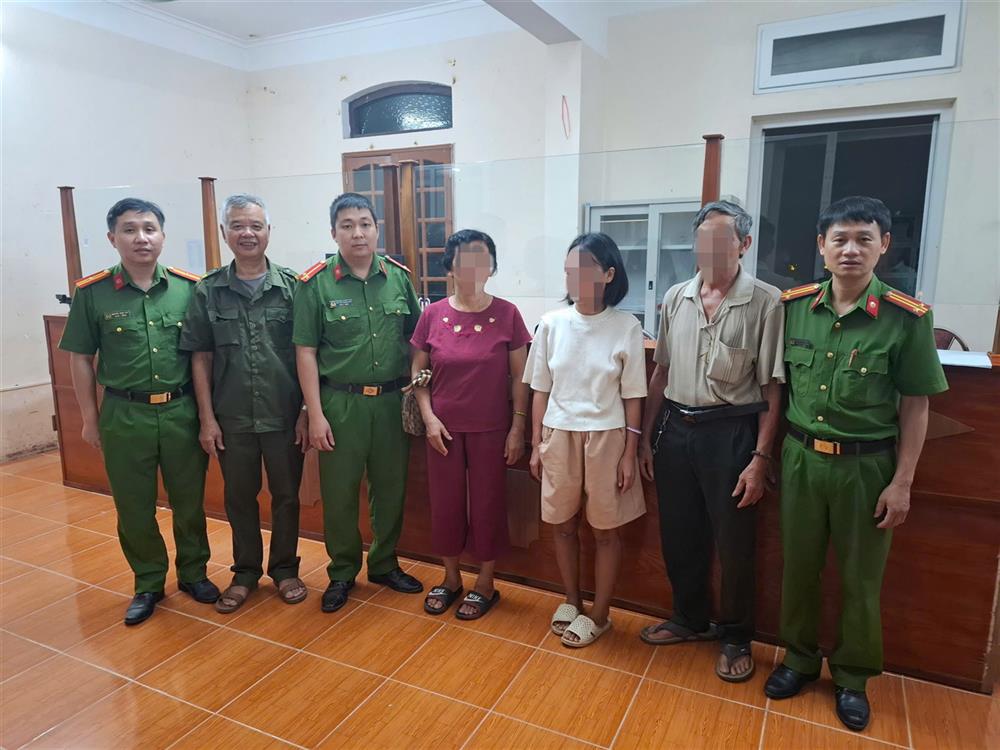 Sau khi được Công an phường Thống Nhất liên lạc, gia đình đã đến trụ sở làm thủ tục đưa chị N. M. N và xe máy trở về nhà.