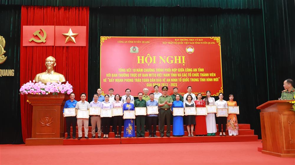 Đại tá Phạm Kim Đĩnh trao Giấy khen tặng các tập thể, cá nhân có thành tích xuất sắc.
