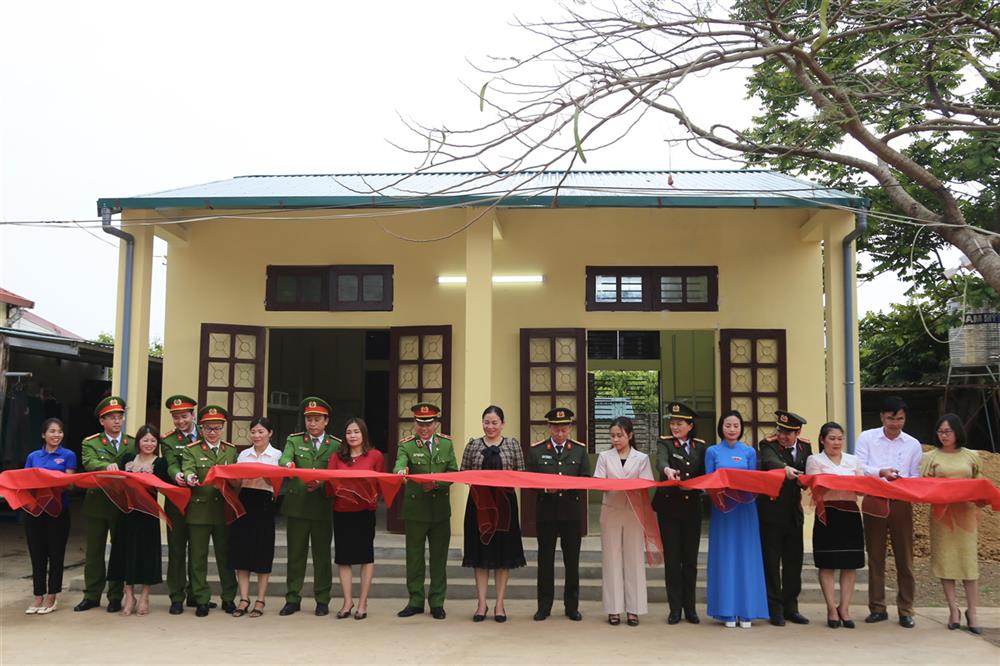 Đoàn cắt băng khánh thành công trình nhà bán trú tại điểm trường Trung học cơ sở xã Lóng Phiêng.
