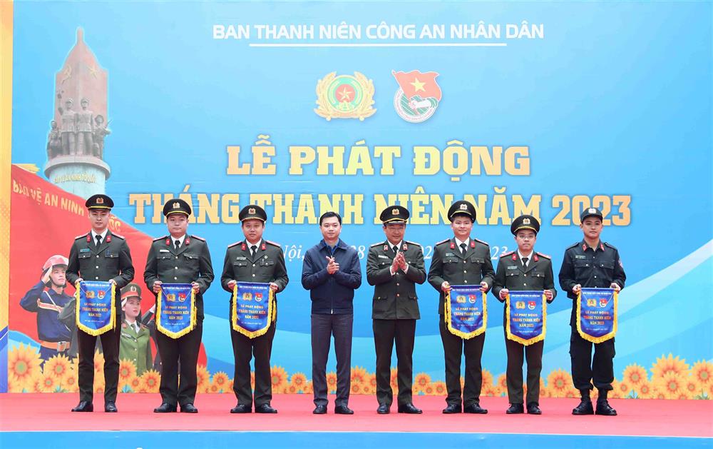 Trung tướng Nguyễn Ngọc Toàn và đồng chí Nguyễn Minh Triết, Bí thư Trung ương Đoàn trao cờ lệnh ra quân Tháng Thanh niên năm 2023 đến các đơn vị Cụm trưởng Cụm thi đua trực thuộc Bộ Công an và Đoàn Thanh niên Công an Thành phố Hà Nội.