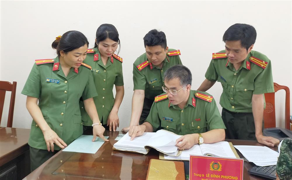 Cán bộ Phòng An ninh nội địa rà soát, triển khai các biện pháp để đấu tranh phòng ngừa hoạt động trái phép của Hội thánh Đức Chúa Trời Mẹ.