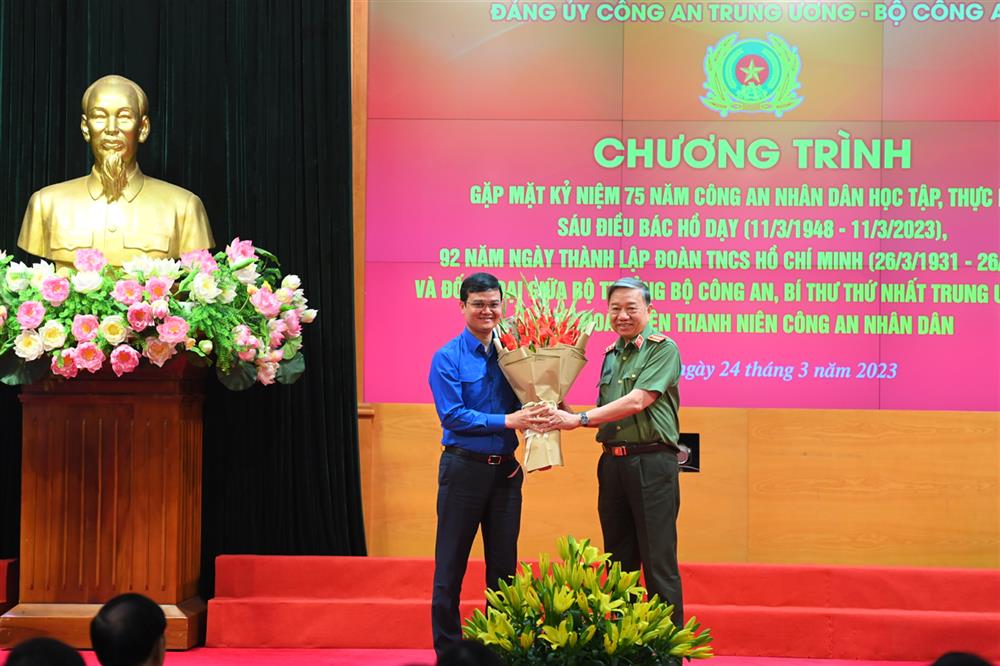 Bộ trưởng Tô Lâm tặng hoa chúc mừng Bí thư thứ nhất Trung ương Đoàn Bùi Quang Huy.