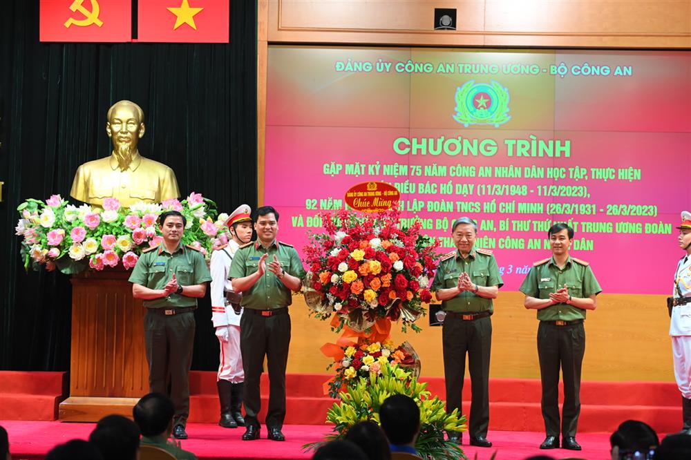Bộ trưởng Tô Lâm tặng hoa chúc mừng Ban Thanh niên CAND.
