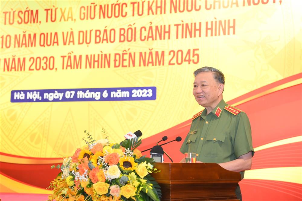 Khái quát ý kiến tại Hội thảo, Bộ trưởng Tô Lâm nhấn mạnh một số vấn đề sau: Quá trình tổng kết Nghị quyết Trung ương 8 khóa XI về Chiến lược bảo vệ Tổ quốc tiếp tục khẳng định tầm nhìn chiến lược của Đảng ta về bảo vệ Tổ quốc, tầm nhìn này được kiểm nghiệm và phát huy giá trị dẫn đường, góp phần xây dựng đất nước “chưa bao giờ có được cơ đồ, tiềm lực, uy tín và vị thế quốc tế như ngày nay” mà Đại hội XIII của Đảng đã khẳng định.