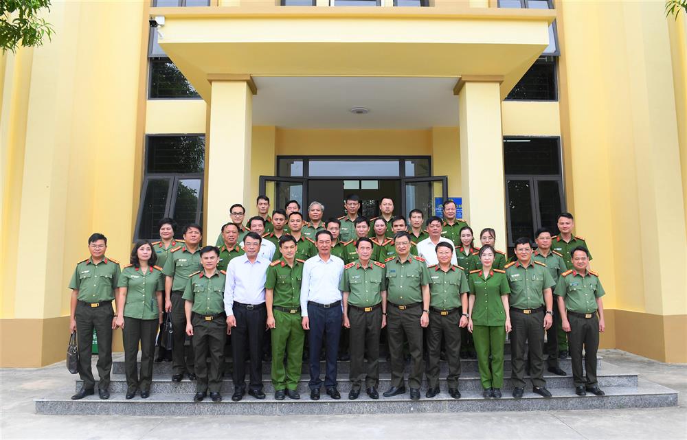 Trước đó, Thứ trưởng Lê Quốc Hùng và Đoàn công tác đã đến thăm, kiểm tra đánh giá kết quả công tác xây dựng Công an phường điển hình, kiểu mẫu về ANTT và văn minh đô thị năm 2023 tại phường An Hưng, TP Thanh Hóa.