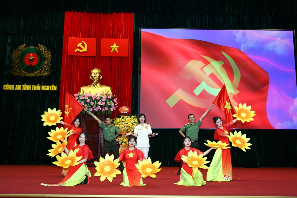 Thí sinh thuộc Khối An ninh thực hiện phần thi “Tự giới thiệu”.