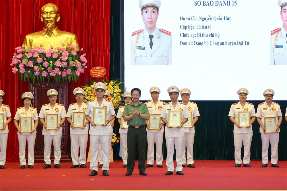 Ban Tổ chức trao giải A đếncác thí sinh đạt thành tích xuất sắc trong Hội thi.