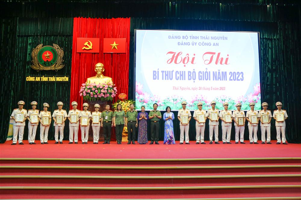 Đồng chí Phạm Hoàng Sơn và Đại tá Bùi Đức Hải tặng hoa và quà lưu niệm các thi sinh tham gia Hội thi.