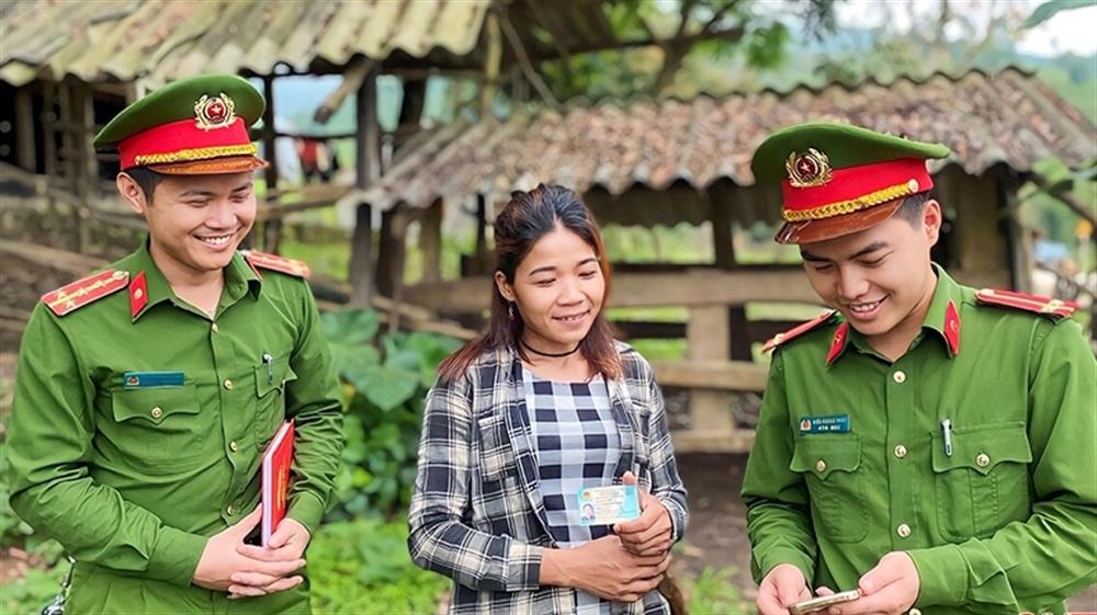 Công an xã Hương Liên hướng dẫn người dân thực hiện chuyển đổi số.
