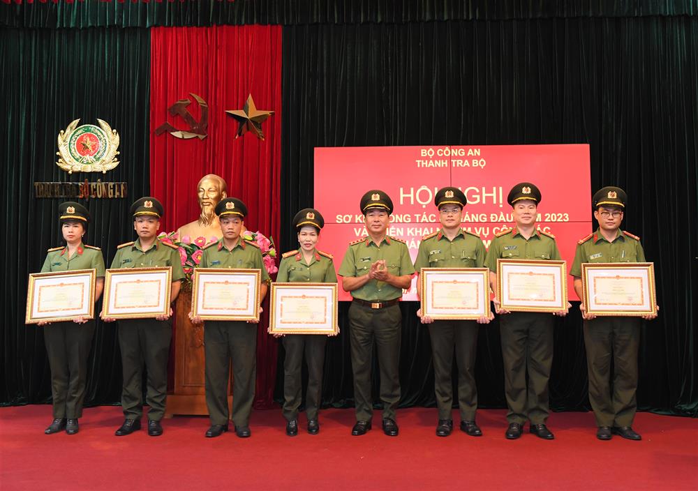 Thứ trưởng Trần Quốc Tỏ trao Bằng khen của Bộ Công an tặng các tập thể, cá nhân có thành tích xuất sắc.