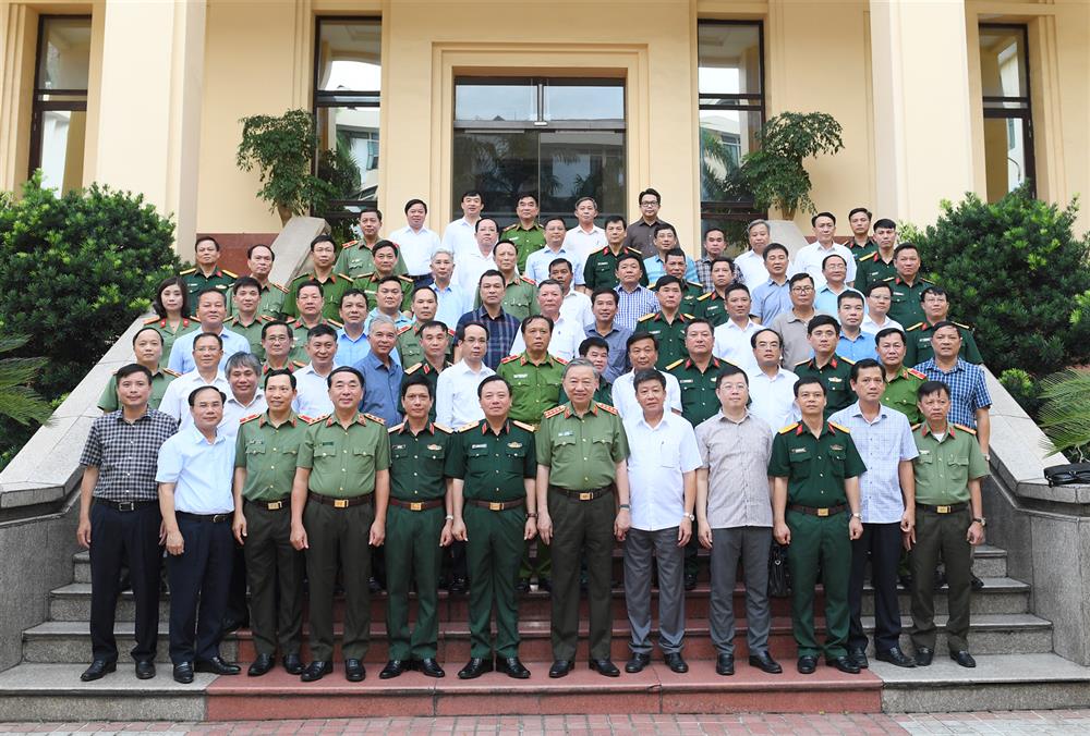 Bộ trưởng Tô Lâm cùng các đại biểu và học viên chụp ảnh lưu niệm.