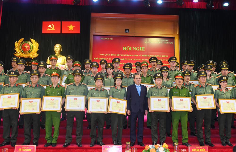 Nhân dịp này, Bộ Công an và Ủy ban Trung ương MTTQ Việt Nam đã trao Bằng khen tặng các tập thể, cá nhân có thành tích xuất sắc trong 10 năm thực hiện Chương trình phối hợp số 09/CTr-BCA-MTTW về “Đẩy mạnh phong trào toàn dân bảo vệ ANTQ trong tình hình mới”.