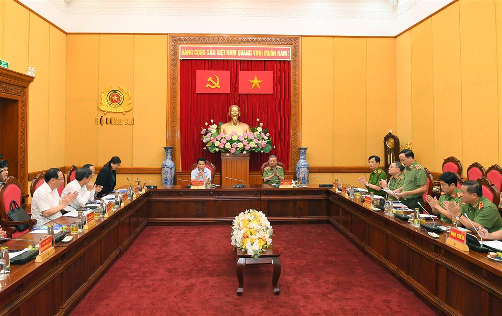 Toàn cảnh buổi làm việc.