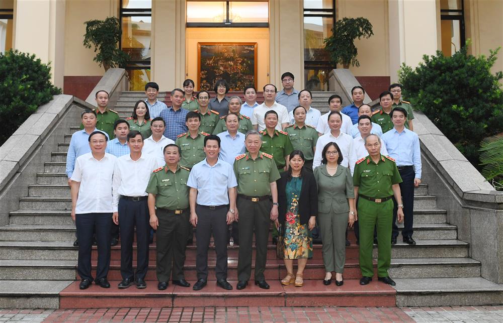 Các đại biểu tham dự buổi làm việc.