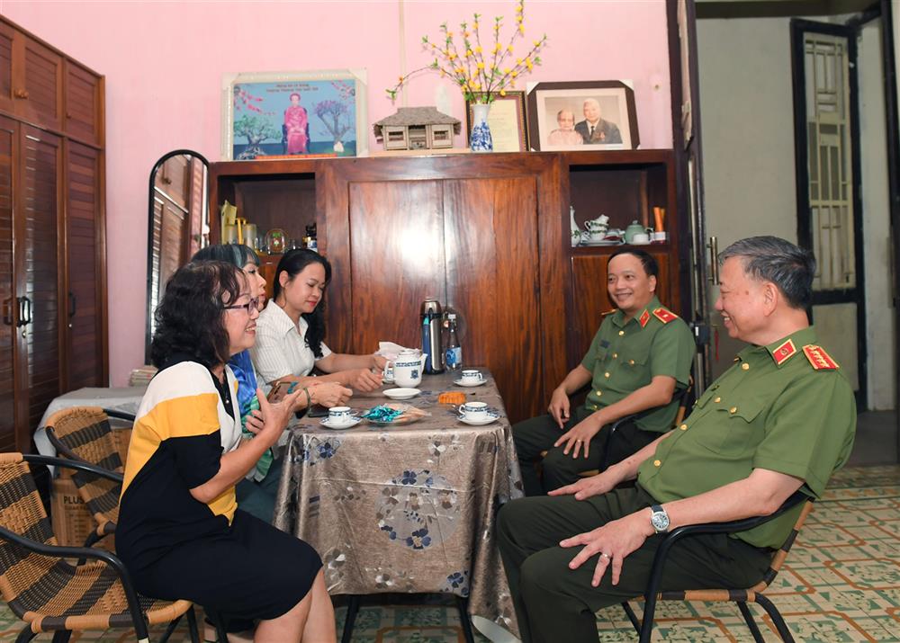 Bộ trưởng Tô Lâm đến thắp hương và thăm hỏi gia đình đồng chí Lê Giản, cố Giám đốc Việt Nam Công an vụ.