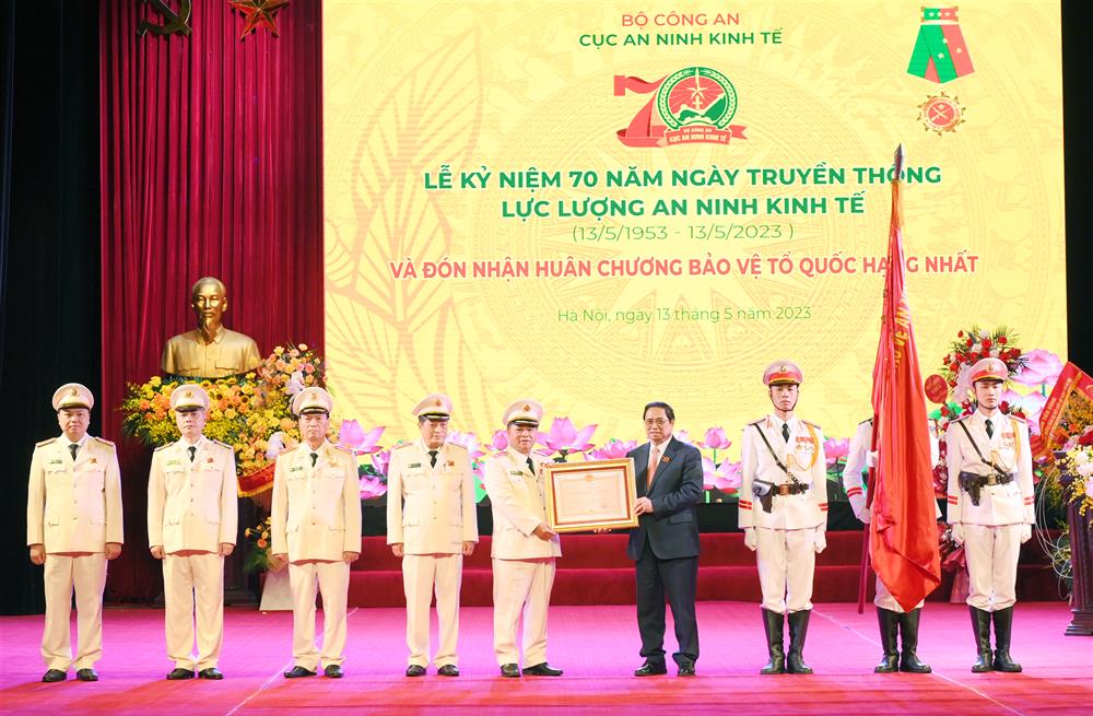 Thủ tướng Chính phủ Phạm Minh Chính trao Huân chương Bảo vệ Tổ quốc hạng Nhất tặng Cục ANKT.