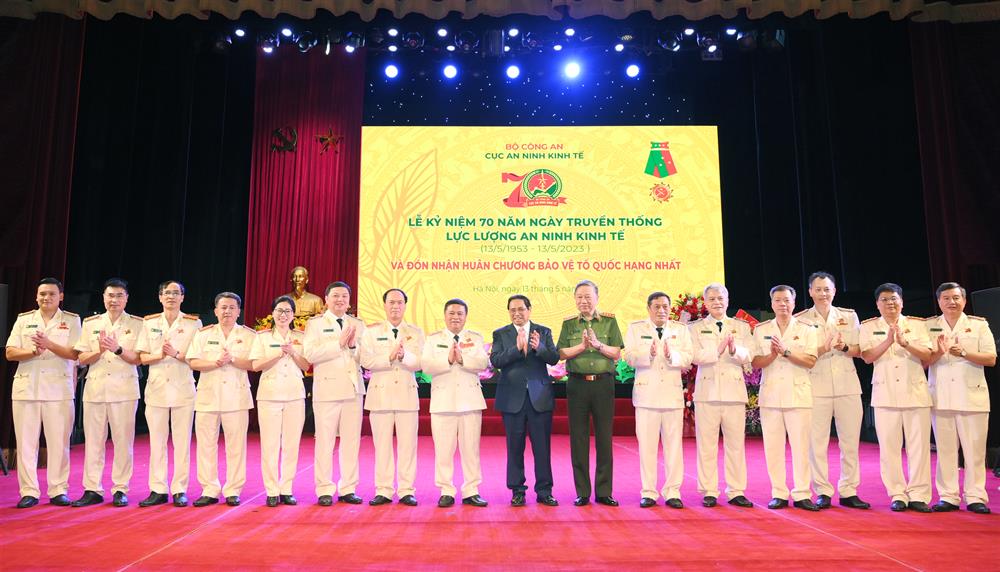Thủ tướng Chính phủ Phạm Minh Chính; Bộ trưởng Tô Lâm cùng các đại biểu chụp ảnh lưu niệm cùng tập thể lãnh đạo Cục ANKT.