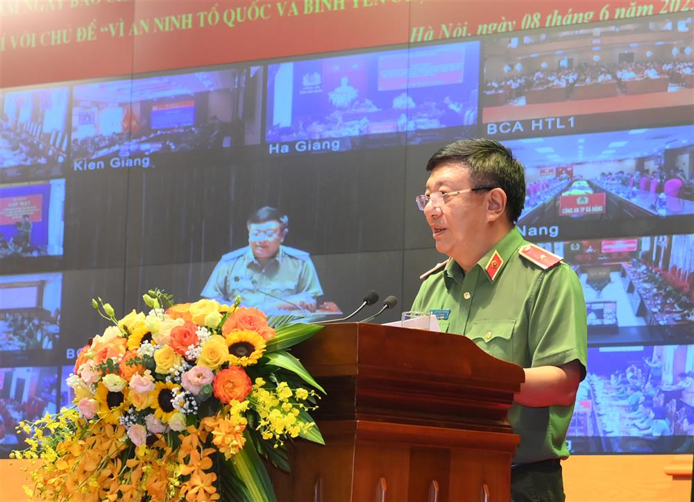 Thiếu tướng Đỗ Triệu Phong báo cáo kết quả công tác báo chí, truyền thông và phối hợp tuyên truyền bảo đảm an ninh, trật tự trong thời gian qua.