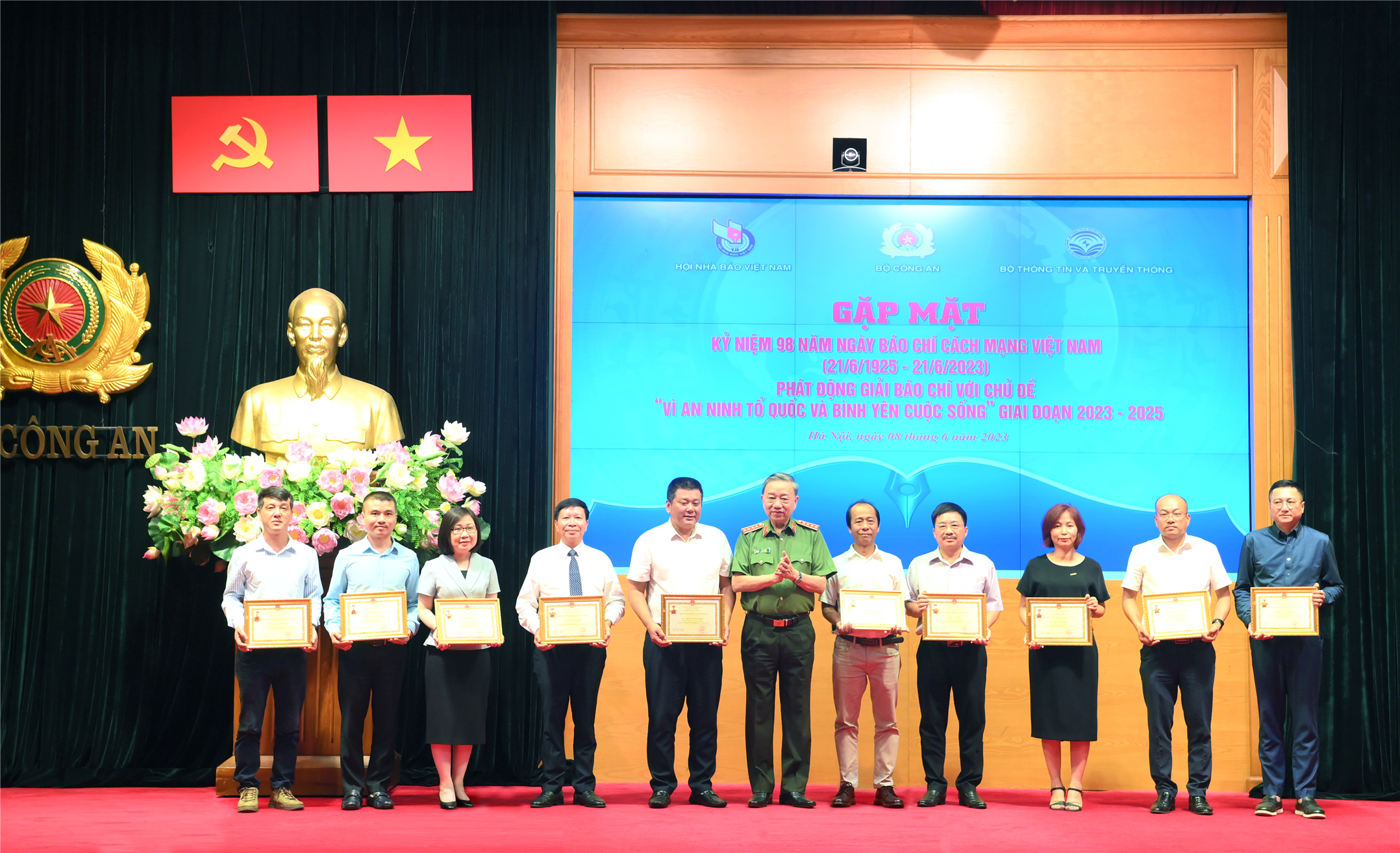 Bộ trưởng Tô Lâm trao Kỷ niệm chương "Bảo vệ an ninh Tổ quốc" tặng các lãnh đạo cơ quan báo chí Trung ương có nhiều thành tích trong tuyên truyền bảo vệ an ninh, trật tự.