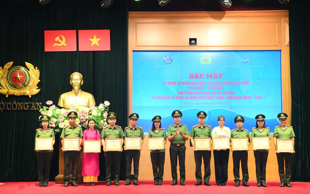 Thứ trưởng Trần Quốc Tỏ trao Bằng khen của Bộ Công an tặng các tập thể, cá nhân có thành tích xuất sắc trong công tác tuyên truyền.