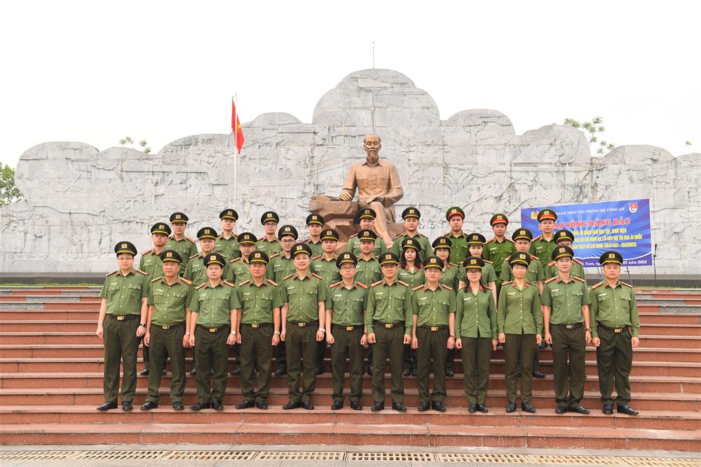Cán bộ, chiến sỹ Văn phòng Bộ Công an về nguồn tại Bắc Giang.