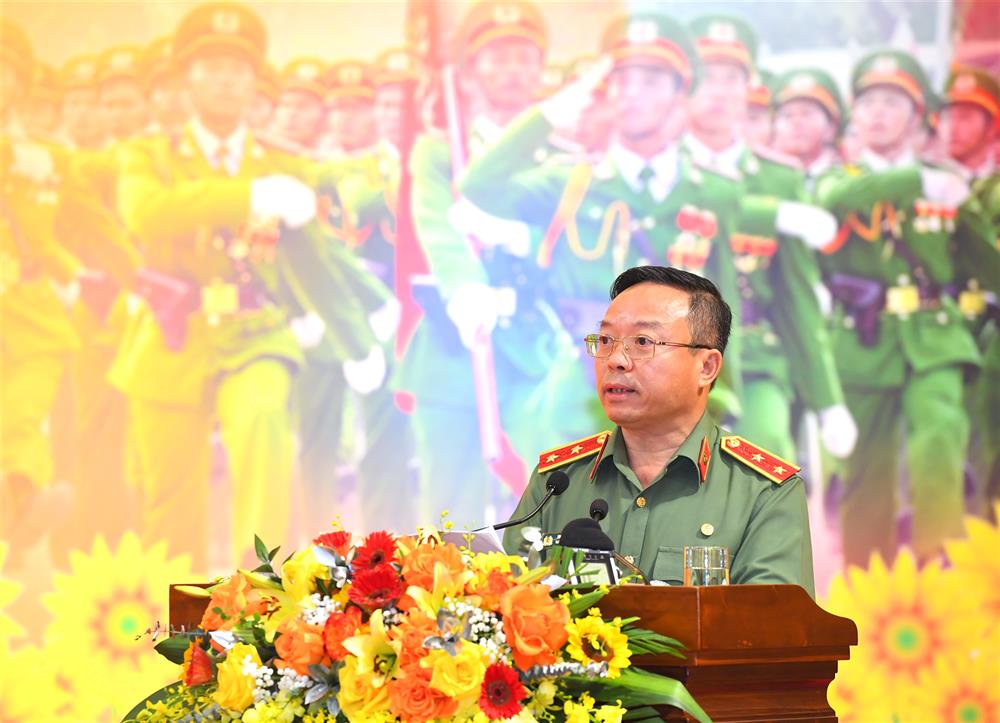 Trung tướng, PGS.TS Phan Xuân Tuy, Giám đốc Học viện Chính trị CAND trình bày đề dẫn tại Hội thảo