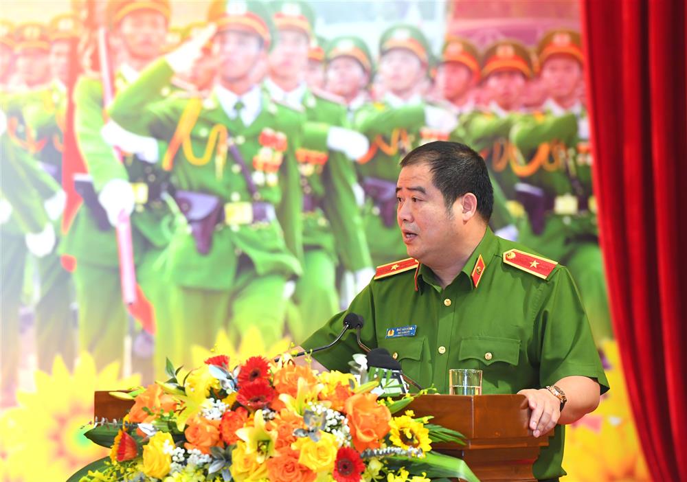 Tham luận với chủ đề “Quán triệt nhiệm vụ bảo đảm TTATXH, đấu tranh phòng, chống tội phạm theo tinh thần Nghị quyết Đại hội lần thứ XIII của Đảng Cộng sản Việt Nam”, Thiếu tướng, TS. Chử Văn Dũng, Phó Giám đốc Học viện Cảnh sát nhân dân nêu rõ, Đại hội Đảng toàn quốc lần thứ XIII khi bàn về vấn đề bảo vệ an ninh quốc gia và bảo đảm TTATXH đã khẳng định “kiên quyết, kiên trì bảo vệ vững chắc độc lập, chủ quyền thống nhất, toàn vẹn lãnh thổ của Tổ quốc, bảo vệ Đảng, Nhà nước, Nhân dân và chế độ xã hội chủ nghĩa, giữ vững an ninh chính trị, trật tự kỷ cương, bảo đảm an ninh kinh tế, xã hội, an ninh mạng, an ninh con người, xây dựng xã hội trật tự kỷ cương”. Đồng chí khẳng định, bảo đảm TTATXH là nhiệm vụ của toàn Đảng, toàn dân, toàn quân, trong đó lực lượng CAND là lực lượng nòng cốt, xung kích. Để thực hiện tốt công tác này, lực lượng CAND cần quán triệt nghiêm túc những nội dung cơ bản trong Nghị quyết Đại hội XIII của Đảng về vấn đề quốc phòng, an ninh, bảo đảm TTATXH. Trên cơ sở đó chủ động tham mưu, xây dựng chương trình, kế hoạch nhằm nâng cao hiệu quả công tác bảo đảm TTATXH trong giai đoạn hiện nay. Trong đó cần coi thực hiện tốt công tác xây dựng Đảng, xây dựng lực lượng CAND đáp ứng yêu cầu, nhiệm vụ sự nghiệp bảo vệ an ninh quốc gia và bảo đảm TTATXH trong điều kiện mới.