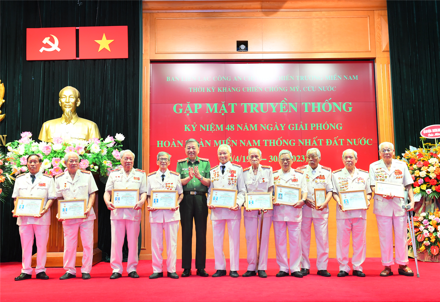 Nhân dịp này, Bộ trưởng Tô Lâm đã gửi chứng nhận mừng thọ đến các đồng chí trong Ban liên lạc.