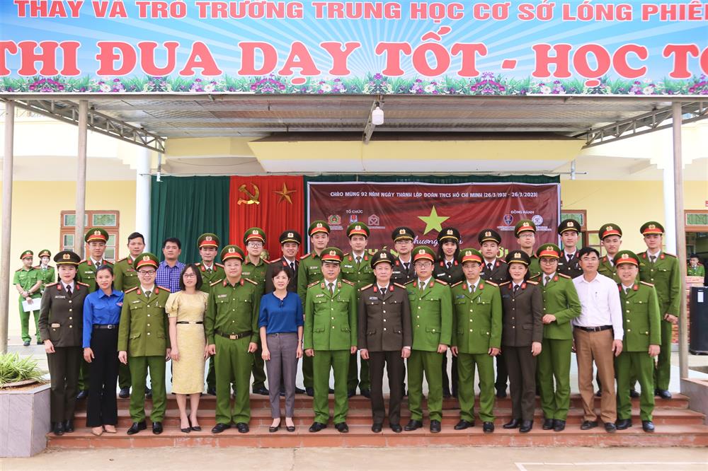 Các đại biểu chụp ảnh lưu niệm tại chương trình.