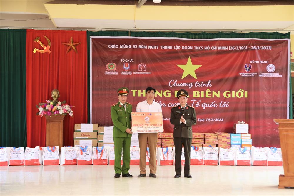 Thiếu tướng, GS.TS Nguyễn Đắc Hoan - Phó Giám đốc Học viện CSND và Đại tá Đinh Công Thành - Phó Giám đốc Công an tỉnh Sơn La trao tặng công trình nhà bán trú cho điểm trường