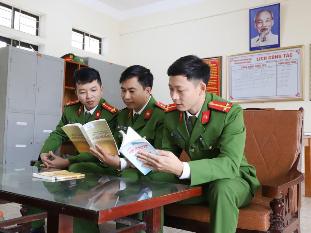 Công an xã Phú Trạch khắc ghi lời Bác dạy.