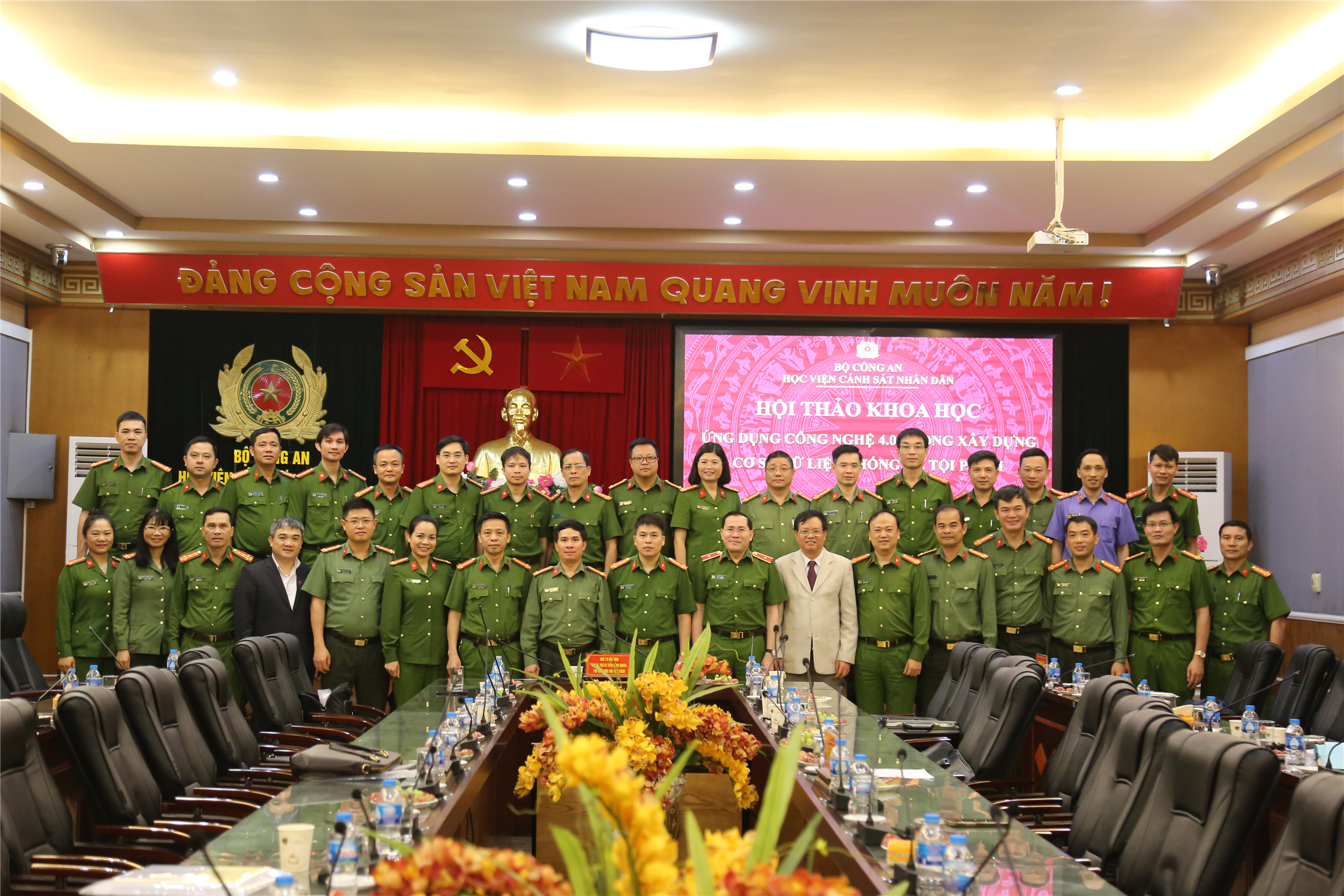 Các đại biểu chụp ảnh lưu niệm.