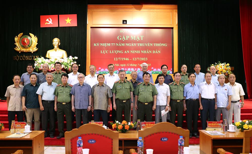 Bộ trưởng Tô Lâm cùng các đại biểu chụp ảnh lưu niệm.