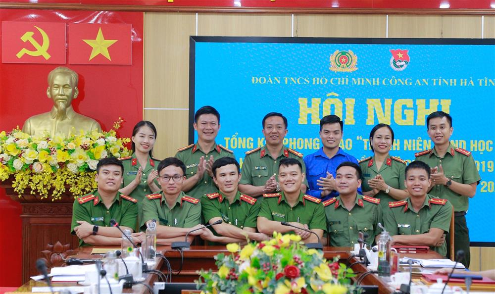 Đoàn thanh niên ký giao ước thi đua thực hiện Sáu điều Bác Hồ dạy.