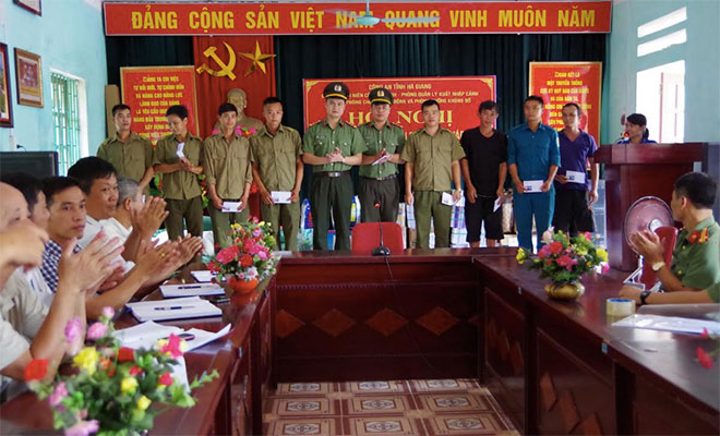 Tuổi trẻ Công an Hà Giang phối hợp với tuổi trẻ các đơn vị Bộ Công an tặng quà tại xã Quảng Ngần, huyện Vị Xuyên.